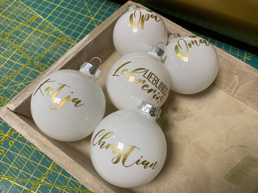 weihnachtskugel weiß glänzend